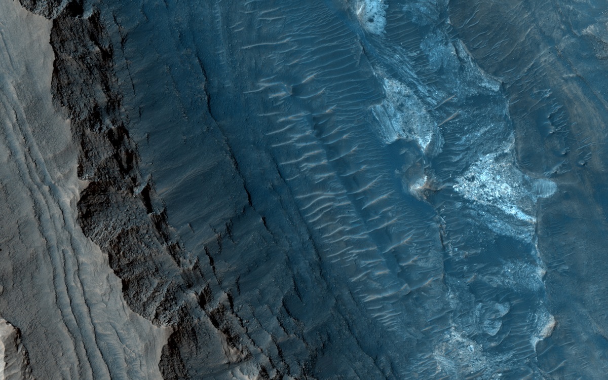 Chasm in Gale Crater's Interior Mound