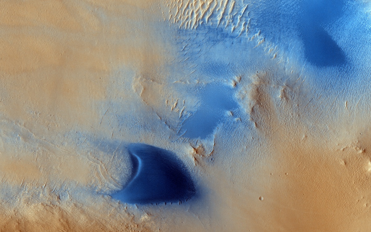 Dunes and Wind Streaks in Arabia Terra