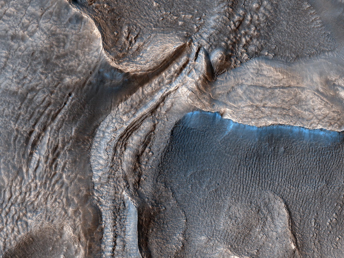 Harmakhis Vallis - HiRISE Image-ESP_075639_1420