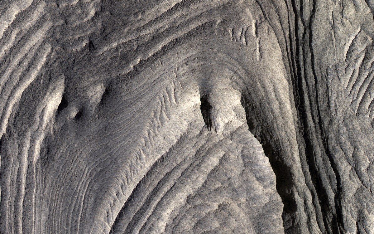 Layered Sediments in Valles Marineris