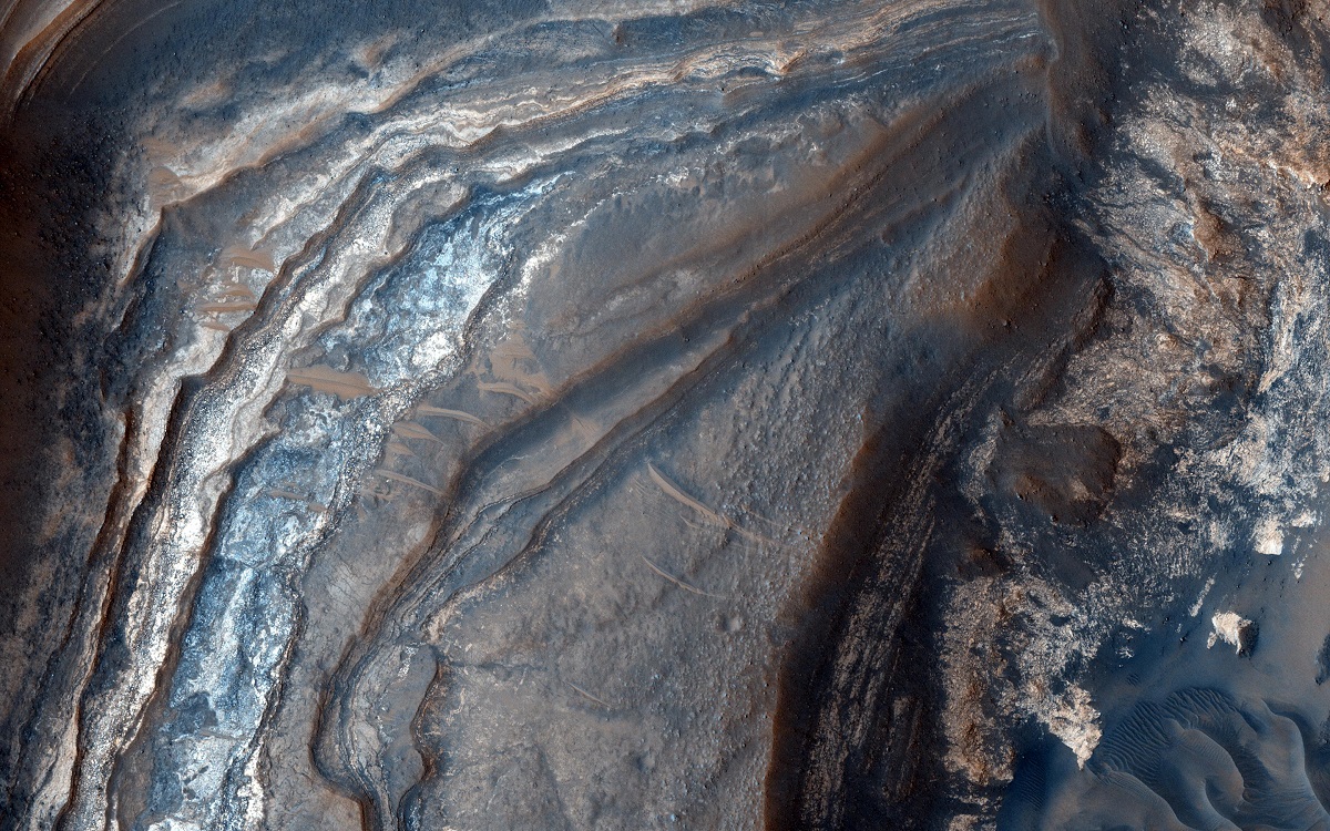 Light-Toned Layering in a Labyrinthus Noctis Pit