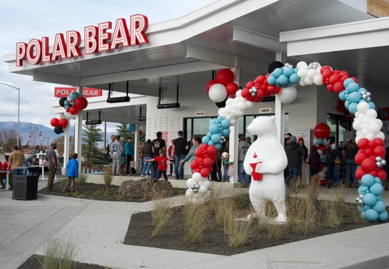 Polar Bear Eats fast food outdoor statue props