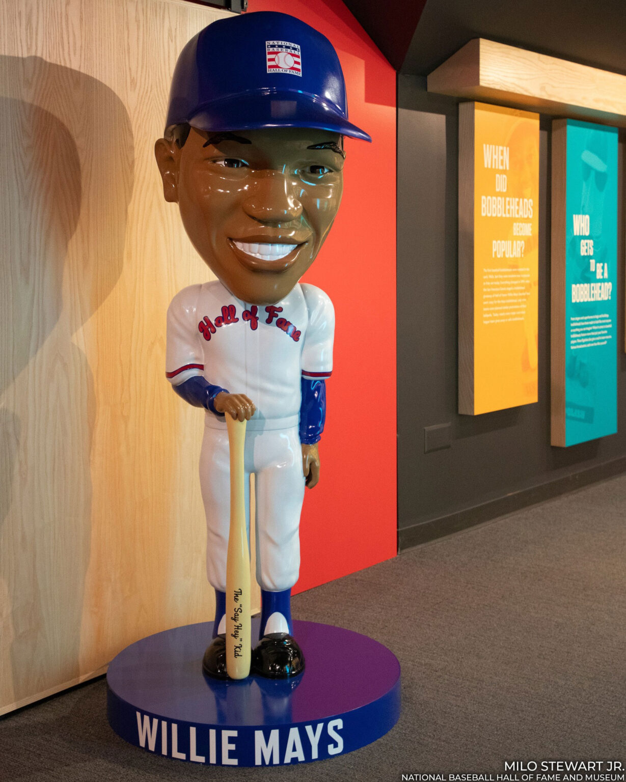 Giant Willie Mays working bobblehead statue