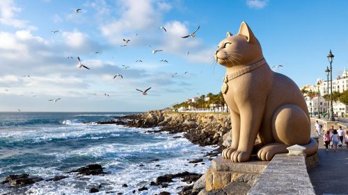 Giant Cat Statue on promenade